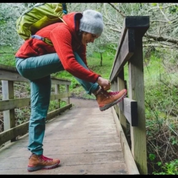 DANNER WOMEN'S MOUNTAIN 600 BROWN/RED Waterproof Vibram Size 9.5 - Picture 1 of 12